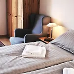 Modrin Wellness V Cene Отель